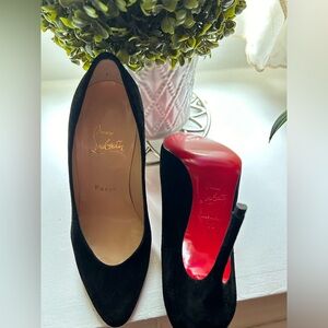 Christian Louboutin Suede Round Toe Pumps/Heels